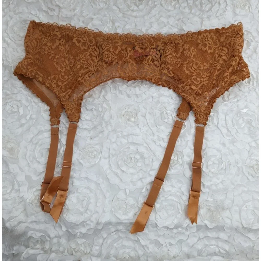 LOVE, VERA‎ Garter belt NWOT 1X/2X